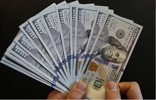 کاهش ۴۰۰ تومانی نرخ دلار در صرافی‌های بانکی